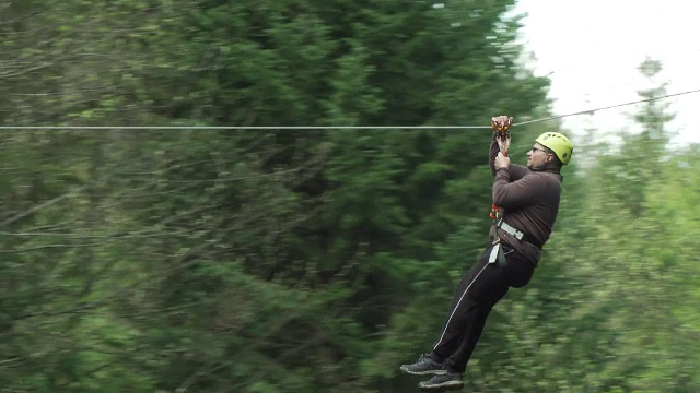 Românii au luat cu asalt cel mai lung traseu de tiroliană din ţară. „Acum cam tremur”