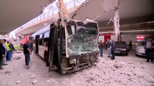 La un pas de tragedie. Filmul accidentului din Capitală cu autobuzul STB