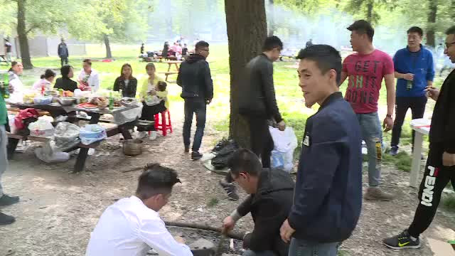 Tradiționalul grătar din a doua zi de Paște. Turiștii din China au preluat obiceiul