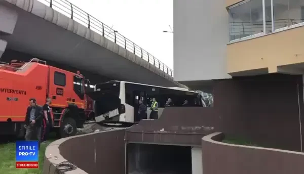 Un autobuz STB a lovit 4 mașini. Patru oameni au fost răniți