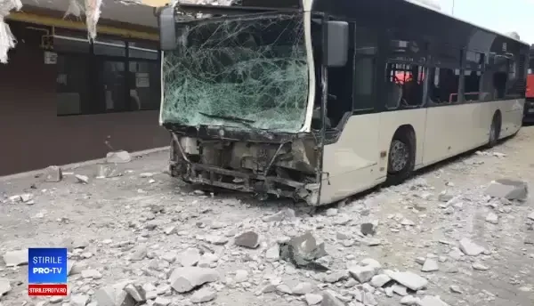 Un autobuz STB a lovit 4 mașini după ce ar fi rămas fără frâne
