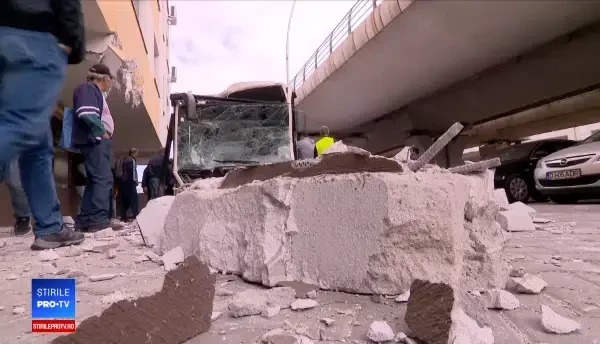 La un pas de tragedie. Filmul accidentului din Capitală cu autobuzul STB