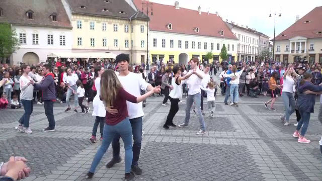 Ziua Internaţională a Dansului, sărbătorită în stradă. „Nu ştii când te invită cineva”