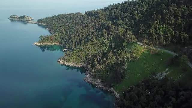 Românii, îndrăgostiți de drumurile și serviciile din Grecia. Cât costă o casă cu terasă în Thassos