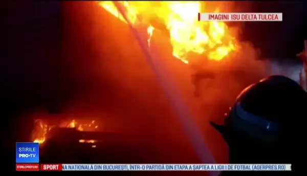 Incendiu violent la un depozit din Tulcea. Flăcările au cuprins 800 de metri pătrați