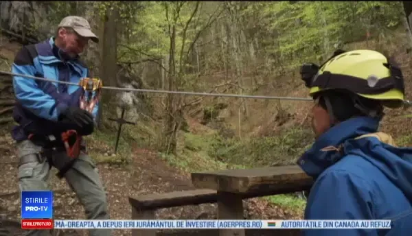 Românii au luat cu asalt cel mai lung traseu de tiroliană din ţară. „Acum cam tremur”