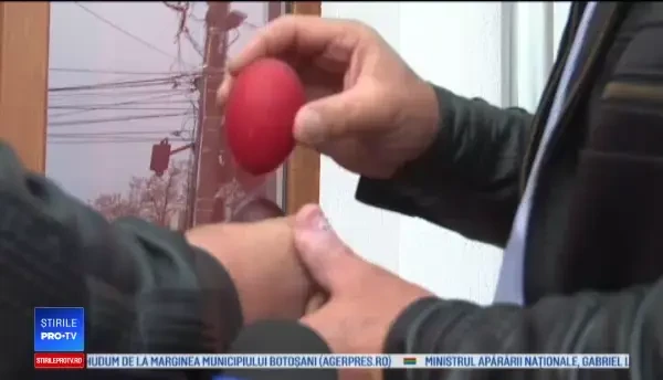 S-au "bătut" în ouă roşii, în Gorj. „Mi-au căzut dinții şi nu le mai cunosc, mă bat”