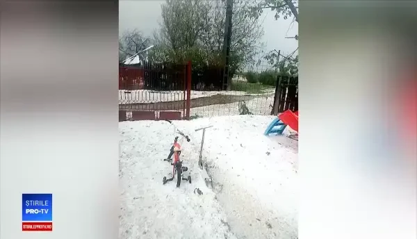 Cantități uriașe de grindină în Prahova. Mai multe gospodării au fost inundate. VIDEO