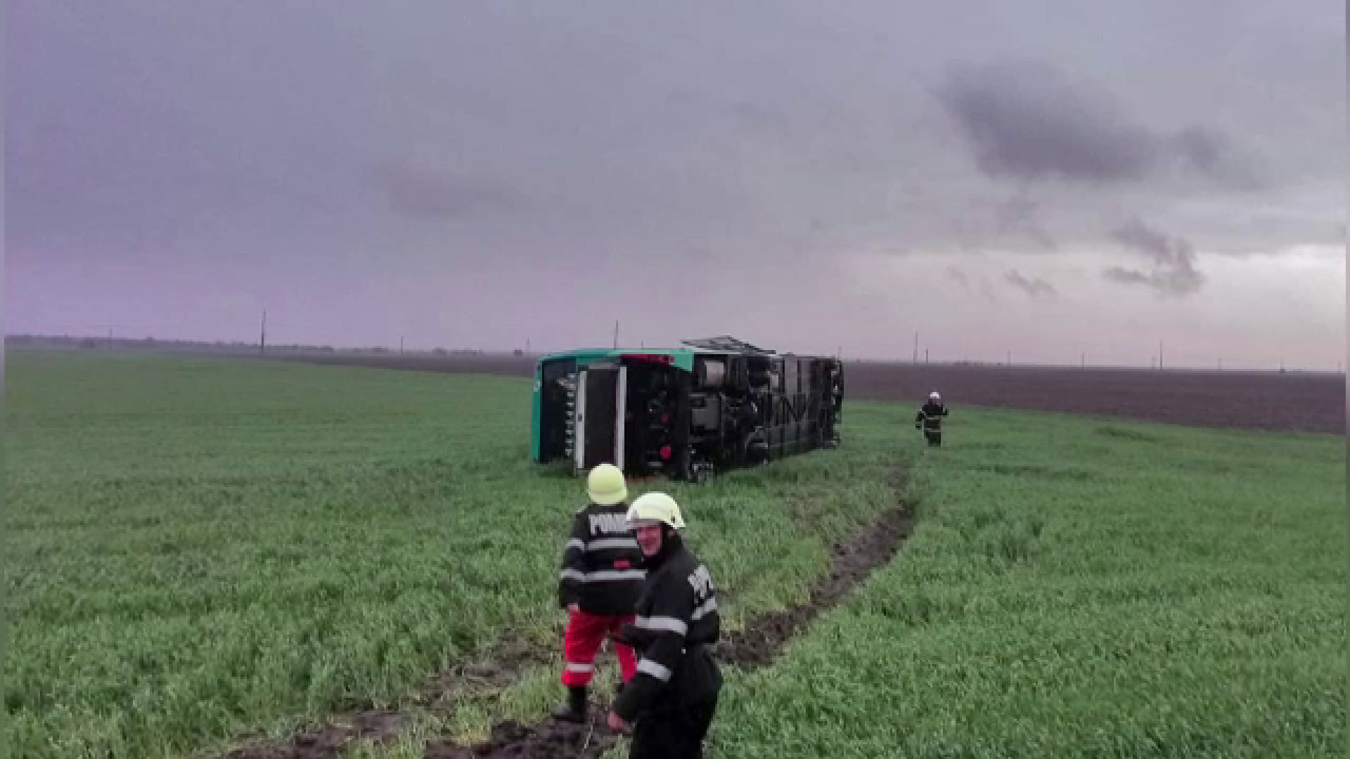 Autocarul răsturnat de tornada din Călăraşi transporta pelerini. "E sfârşitul lumii"