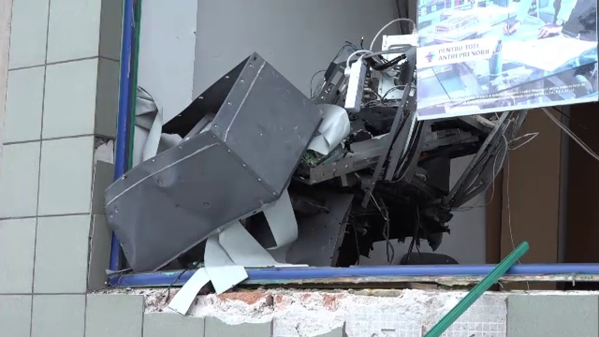 Cine golise bancomatul din Arad înainte de explozie. Hoţii ştiau programul poliţiei