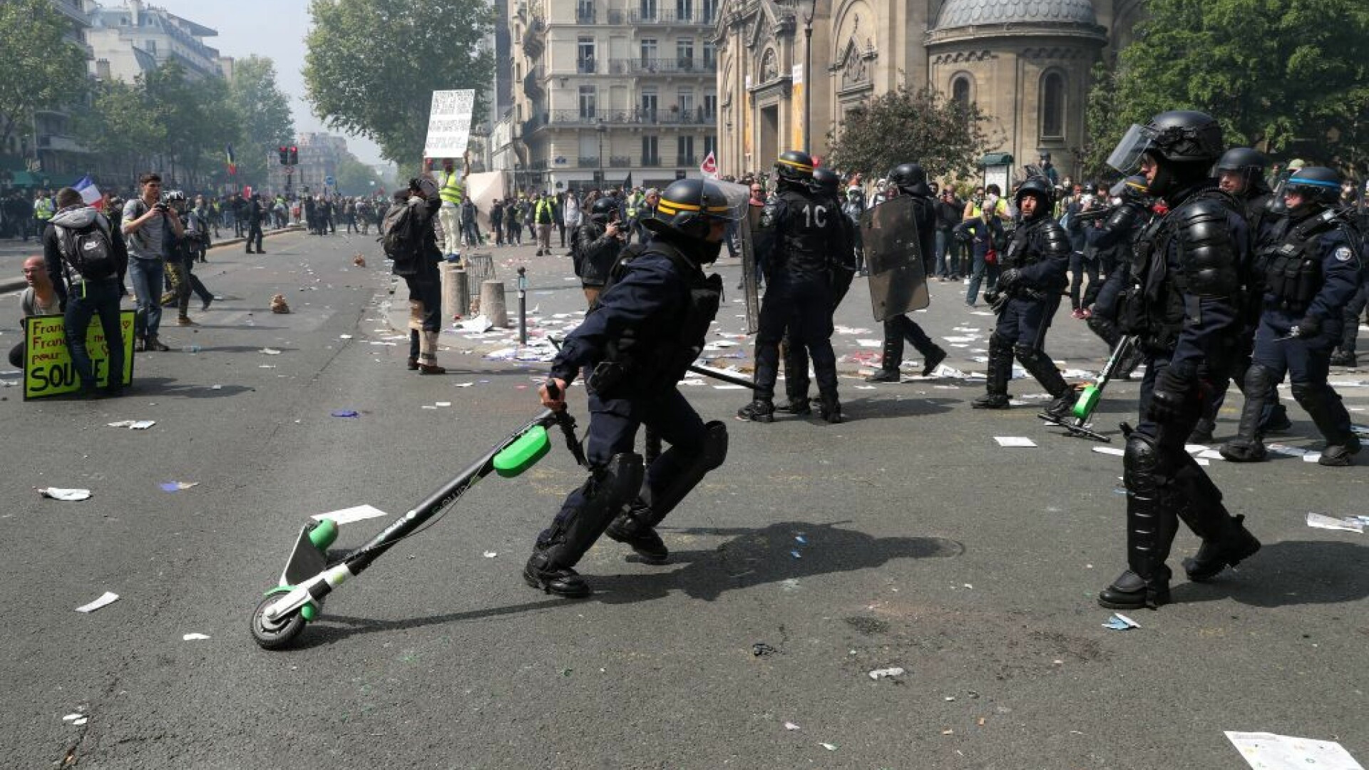 Bătăi de stradă în Franța de 1 Mai. Polițiștii, atacați de tineri mascați. VIDEO