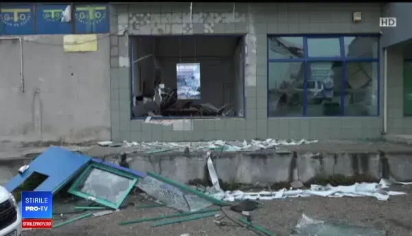 Cine golise bancomatul din Arad înainte de explozie. Hoţii ştiau programul poliţiei