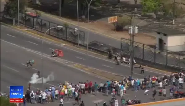 Criza din Venezuela, noi proteste. Manifestanți anti Maduro, atacați de poliție. VIDEO