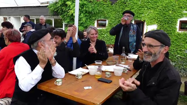 Reacţia unor francezi invitaţi la 1 Mai cu mici, bere şi muzică populară. "Sunt tradiţii"