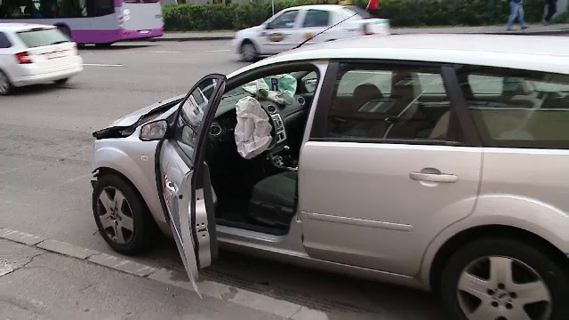 Mașină de poliție lovită în plin de un alt autoturism. O femeie a fost rănită