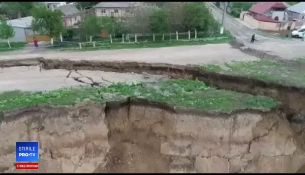 Crăpături uriașe pe un drum din Constanța. Oamenii din zonă sunt disperați. VIDEO