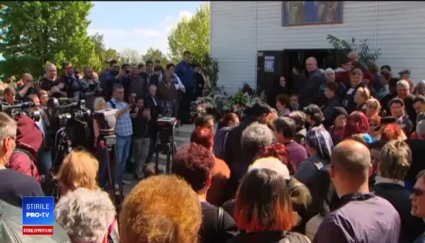 Răzvan Ciobanu, condus pe ultimul drum. Familia, prietenii şi colegii, la înmormântare