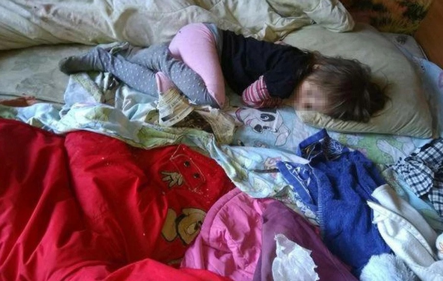 Copiii care trăiesc asemenea câinilor maidanezi, înconjurați de gândaci și mizerie