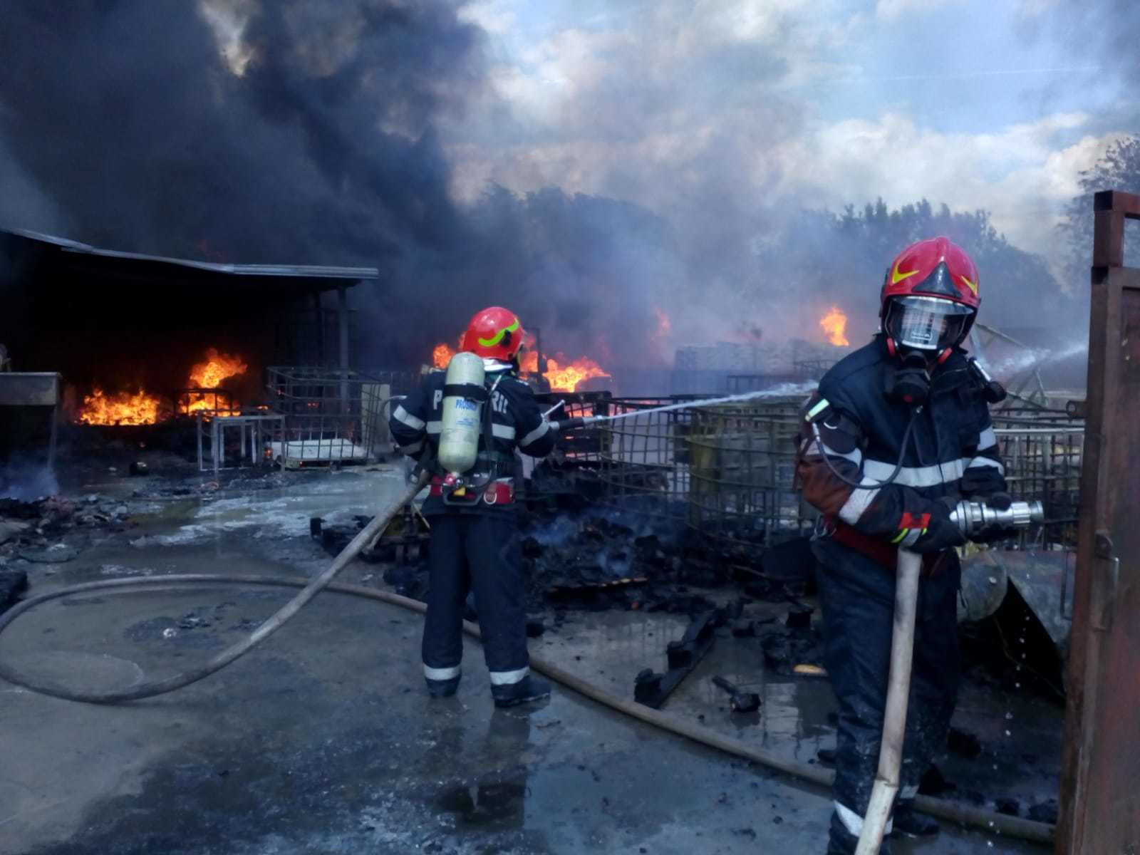 Incendiu la un depozit cu vopseluri și diluanți, în Vâlcea. Mesaj transmis prin RO-ALERT