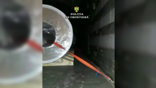 Ce au descoperit polițiștii din Vama Nădlac într-un TIR care transporta piese metalice