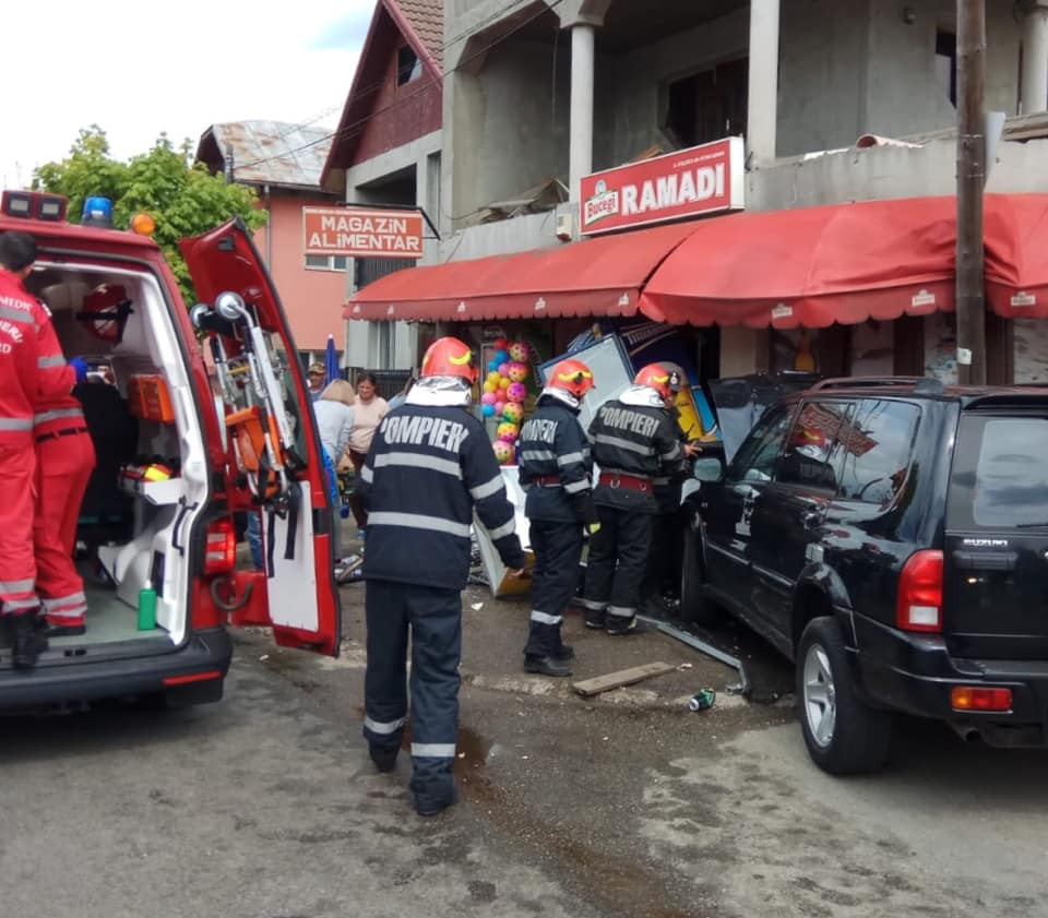 Maşină scăpată de sub control, la Tg. Jiu. A lovit un pieton, apoi a intrat într-un magazin