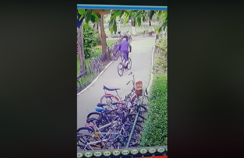 Hoți de biciclete din Capitală prinși după ce au fost recunoscuți pe camere