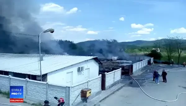 Incendiu la un depozit cu vopseluri și diluanți, în Vâlcea. Mesaj transmis prin RO-ALERT