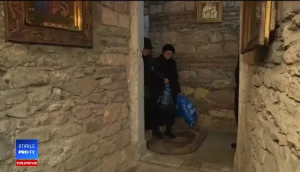 Izvorul Tămăduirii. Credincioșii s-au îmbulzit pentru a lua aghiasmă: "Și pentru vecini"