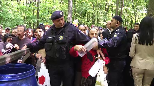 Bătrâne vs. jandarmi de Izvorul Tămăduirii, la Mănăstirea Nucet. A venit şi premierul