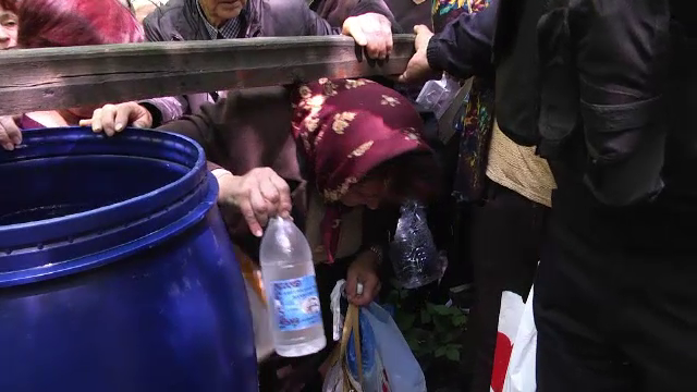 Sărbătoare fără distanțare. Mulți români nu au respectat restricțiile de Izvorul Tămăduirii, deşi preoţii i-au certat