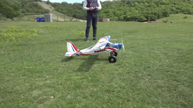 Avioane de jucărie care costă cât o maşină. Cine sunt românii care şi le cumpără