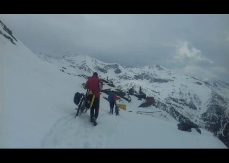 Turişti din Ucraina s-au aventurat cu bicicletele pe Transfăgărăşan. La un pas de tragedie. VIDEO