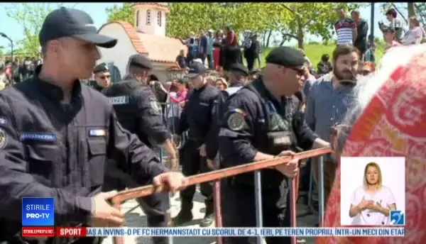 Bătrâne vs. jandarmi de Izvorul Tămăduirii, la Mănăstirea Nucet. A venit şi premierul