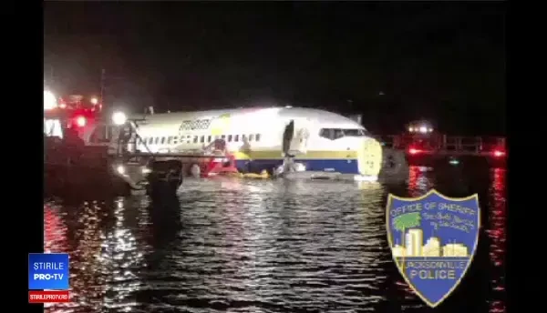 Un Boeing 737 cu 143 de oameni la bord a ieşit de pe pistă şi a ajuns în râu
