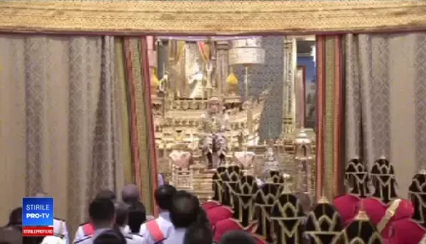 Regele Thailandei, încoronat după 2 ani de doliu. E considerat reîncarnarea unui zeu