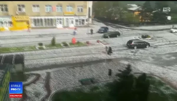 Val de aer polar, venit din Rusia, deasupra României. Zonele în care grindina a fost cât oul de găină