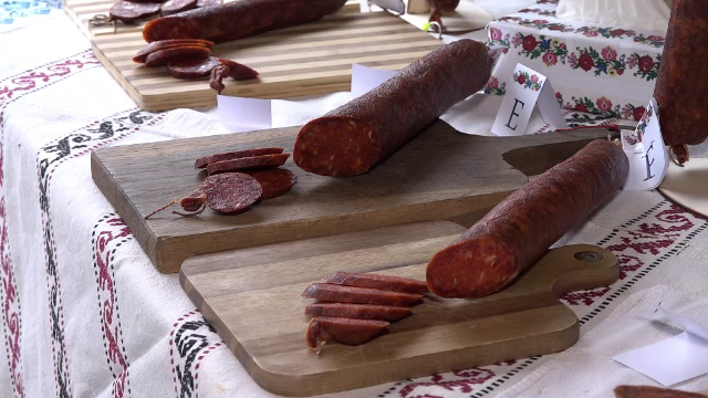 Oraşul din România unde se produce salam în fiecare casă. "Eu fac din 3 feluri de porci"
