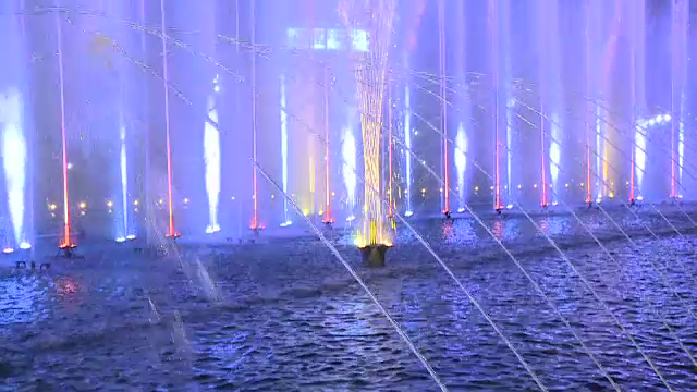 Reacţia bucureştenilor la spectacolul fântânilor. "Cam ud, dar e frumos"