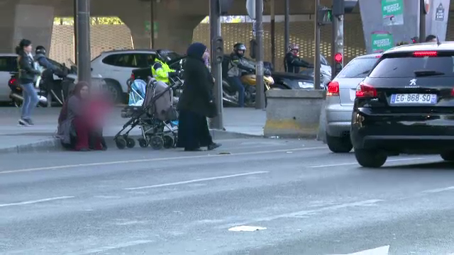 Țigăncile din Țăndărei se dau în Paris refugiate din Siria. Reacția lor când sunt filmate