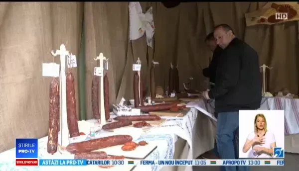 Oraşul din România unde se produce salam în fiecare casă. "Eu fac din 3 feluri de porci"