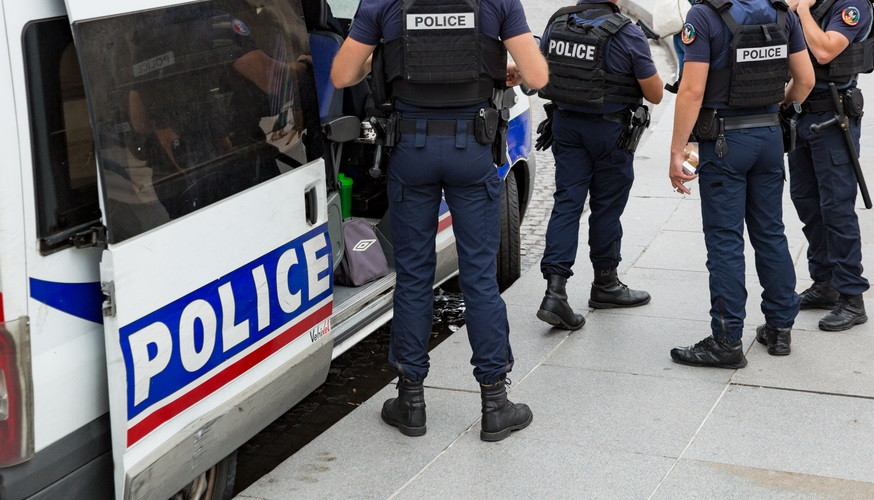 Invazie într-o secție de poliție din Paris. „Colegii s-au ales cu multe muşcături”