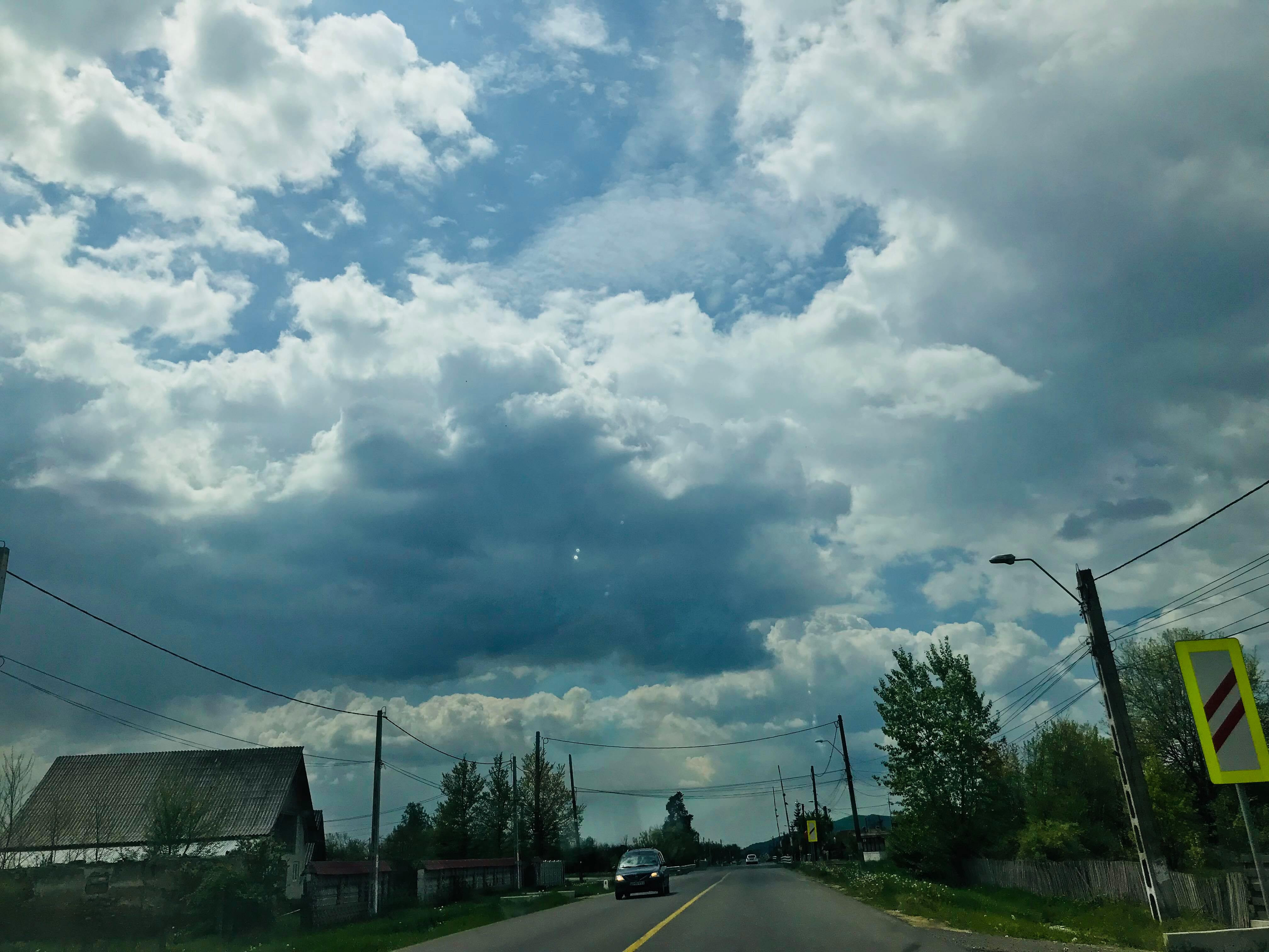 Cod Portocaliu de vijelii puternice și Cod Galben de ploi în mai multe județe