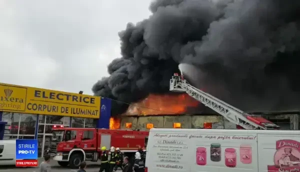 Incendiu masiv la un centru comercial din Afumați. 28 de autospeciale intervin