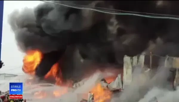 Incendiu devastator la un centru comercial din Afumați. Trei persoane au ajuns la spital