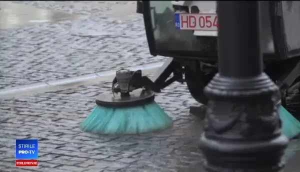 Deși plouă, asfaltul este spălat în Sibiu pentru Summit. Elevii din oraș, trimiși în vacanță