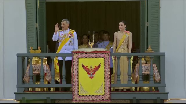 Ceremonie bizară în Thailanda. Regele și-a prezentat oficial concubina, de față cu regina