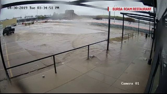 Momentul în care un local proaspăt inaugurat este inundat de apele fluviului Mississippi