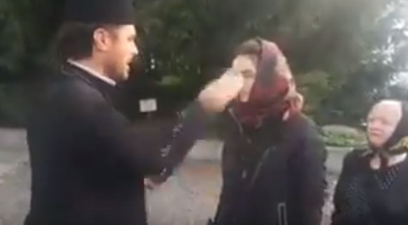 VIDEO. Un ”preot” plesnește credincioșii cu agheasmă peste ochi. ”Dar are o ţintă, părintele!”