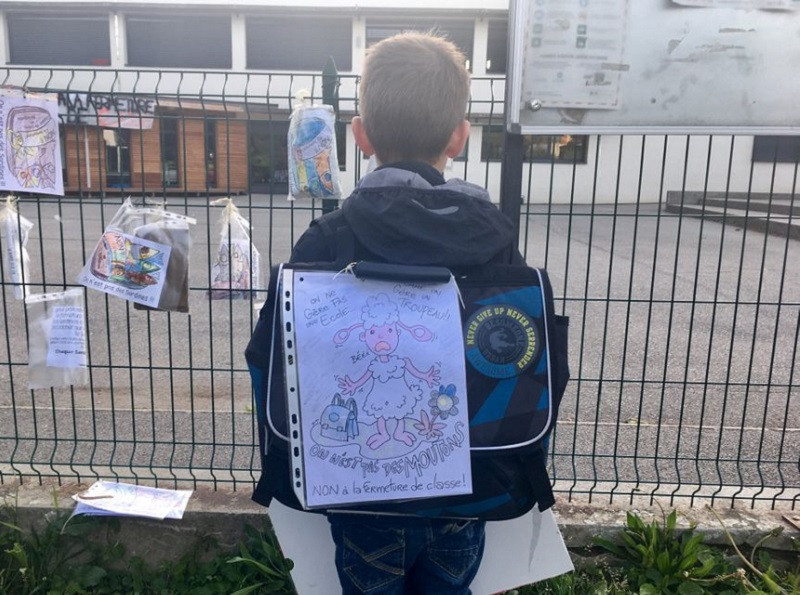 15 oi au fost &icirc;nscrise la școală, &icirc;n Franța