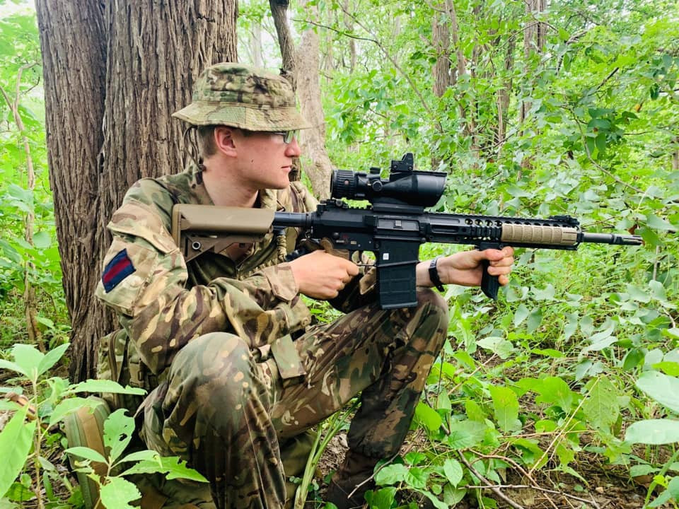 Soldat ucis de un elefant în timp ce patrula prin iarbă înaltă de 2 metri